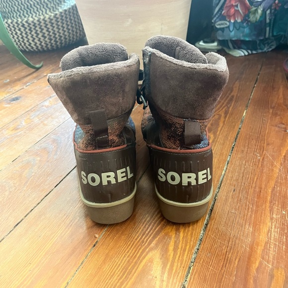 Sorel, 7.5 winter boots, brown and tribal print. - Picture 4 of 6